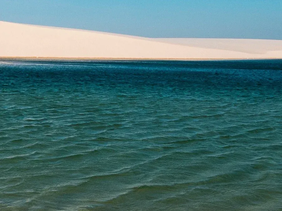 Água turquesa rasa e transparente de uma lagoa dos Lençóis