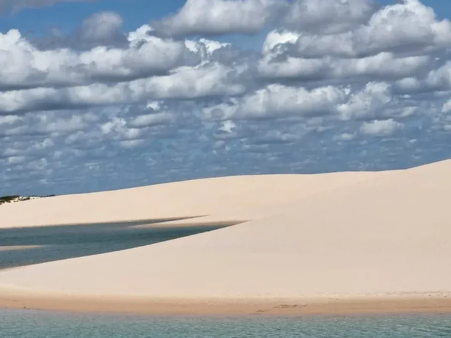 Duna branca extensa sob um céu de nuvens altas nos Lençóis