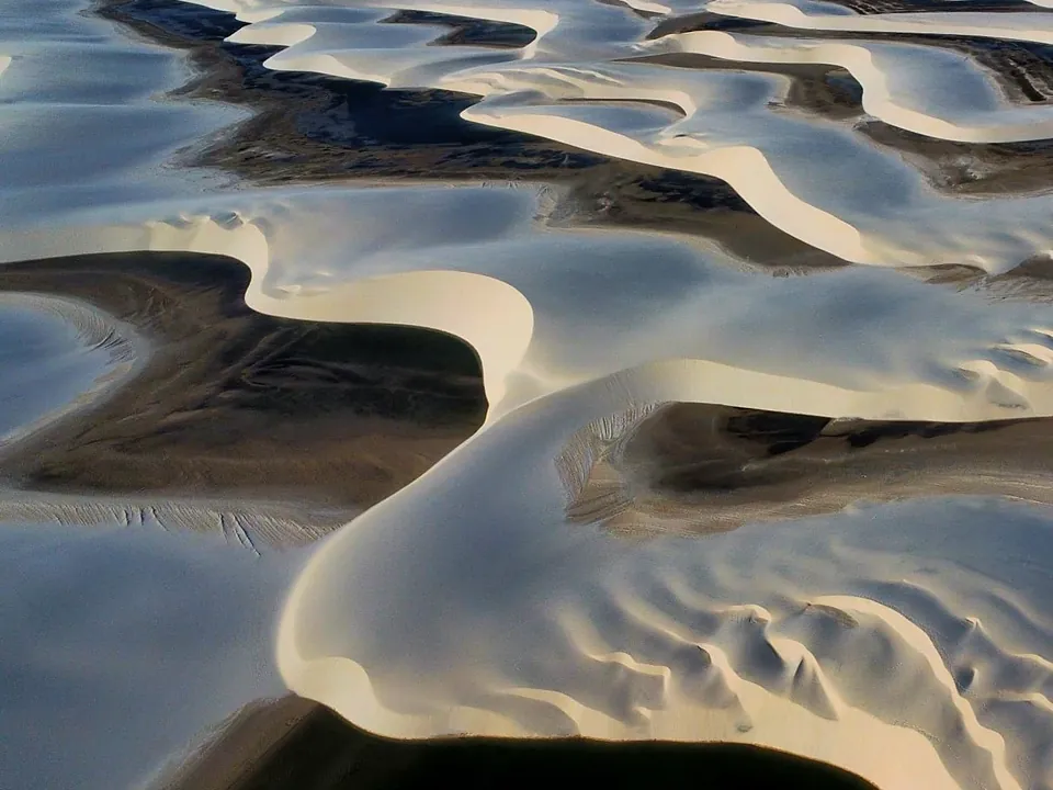 Vista aérea ampla das dunas e lagoas dos Lençóis Maranhenses vistas de cima